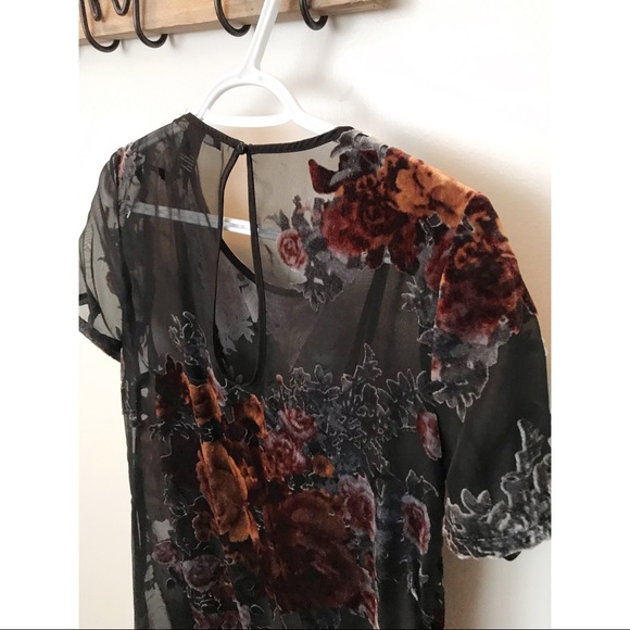 Forever 21 Dresses & Skirts - Velvet Floral Dress 🌹
